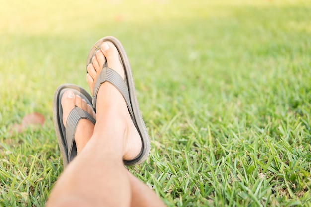 Piedi di punto di vista dell'uomo sull'erba verde