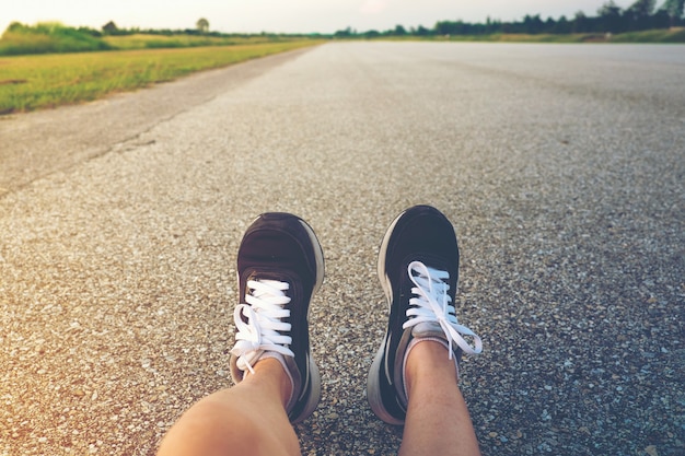 Piedi di sport correnti del giovane su stile di vita sano della traccia.