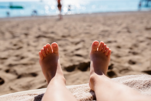 Piedi di un bambino su una spiaggia.