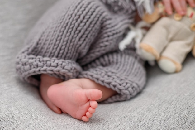 Piedi di un primo piano del bambino addormentato