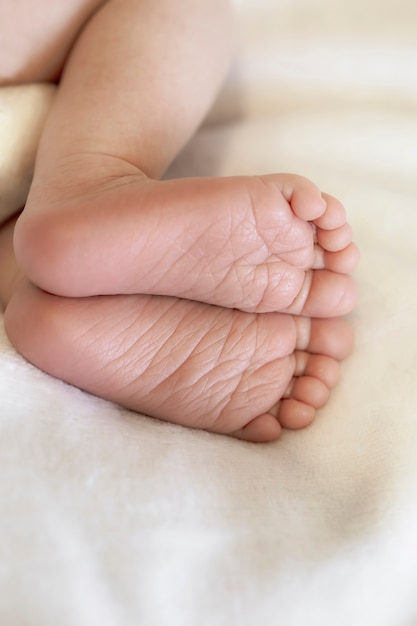 Piedi di un primo piano del neonato addormentato