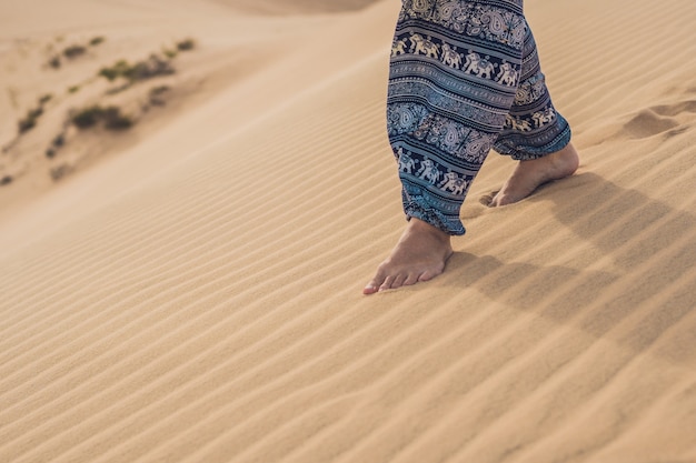 Piedi di una donna nel deserto