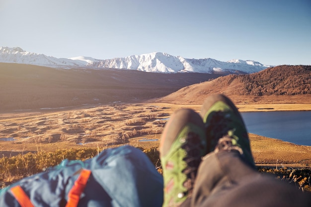 Piedi Escursionista rilassante godendo di vista ingresso all'aperto. Concetto di stile di vita di viaggio vacanze avventurose all'aperto.