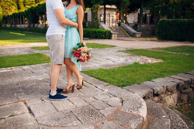 Piedi femminili e maschili sull'erba