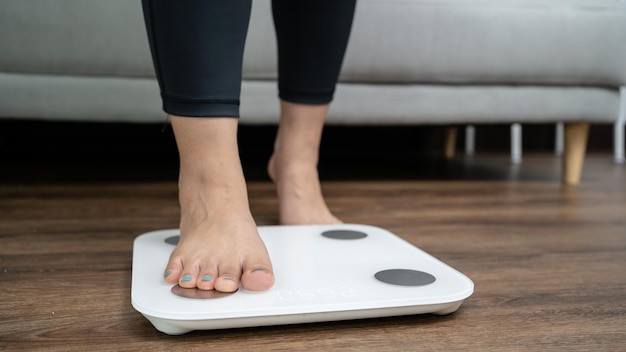 Piedi in piedi su bilance elettroniche per il controllo del peso Strumento di misurazione in chilogrammi per il controllo della dieta