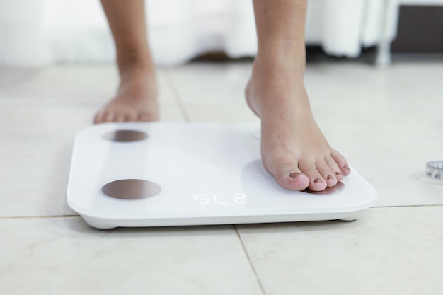 Piedi in piedi su bilance elettroniche per il controllo del peso Strumento di misurazione in chilogrammi per il controllo della dieta