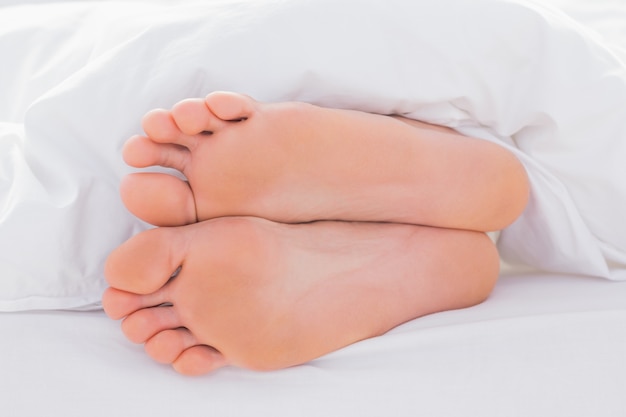 Piedi in un letto