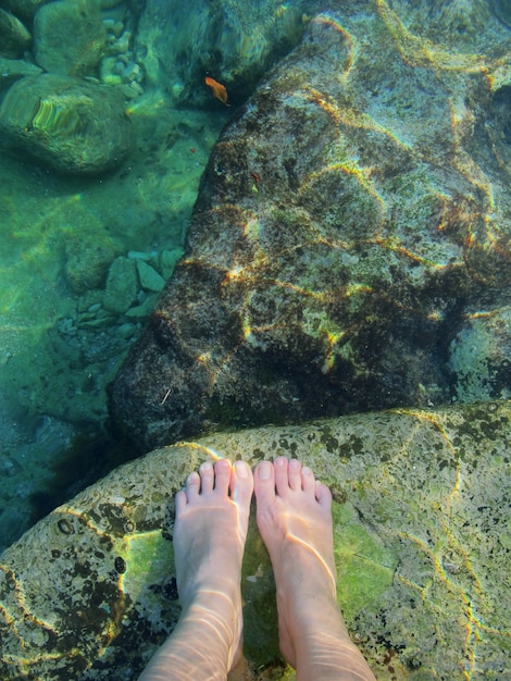 Piedi sott'acqua nel Mar Mediterraneo