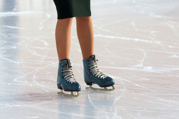 Piedi sui pattini di una persona che rotola sulla pista di pattinaggio