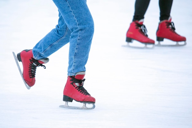 piedi sui pattini su una pista di pattinaggio. sport invernali e attività ricreative