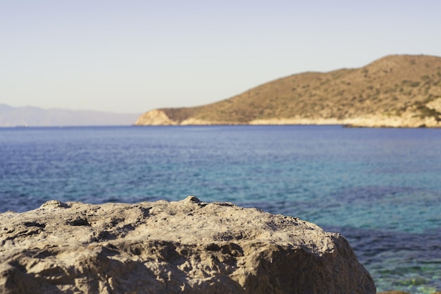 Piedistallo o podio Supporto per esposizione Pietra naturale come podio con sfondo del litorale della Grecia