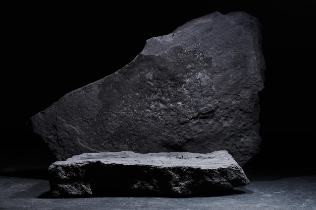 Piedistallo piatto in pietra, modello nero e bianco, sfondo banner, concetto di minimalismo, podio vuoto, esposizione, scena di presentazione del prodotto.