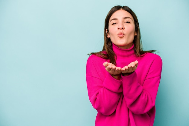 Piegare le labbra e tenere i palmi delle mani per inviare un bacio d'aria