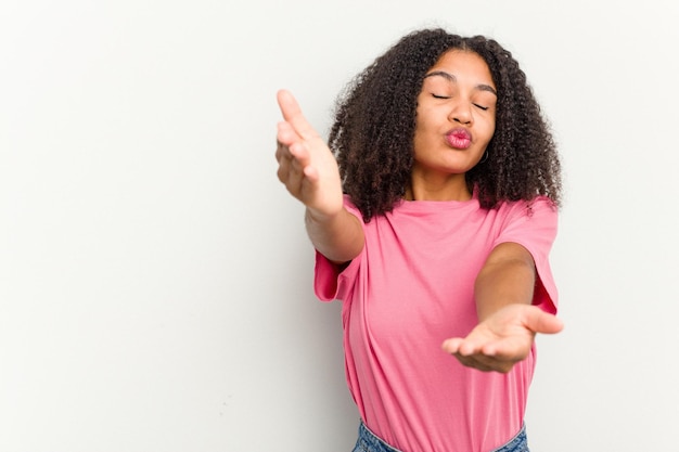 Piegare le labbra e tenere i palmi delle mani per inviare un bacio d'aria