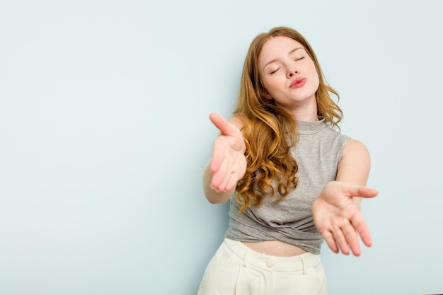 Piegare le labbra e tenere i palmi delle mani per inviare un bacio d'aria