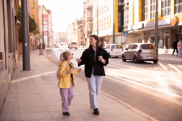 Piena vista di madre e figlia che camminano