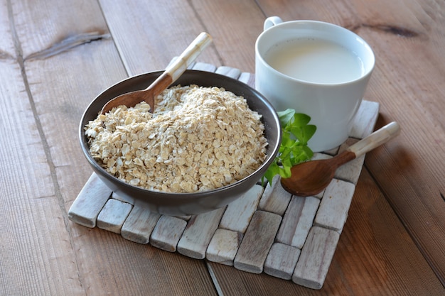 Pieno di ciotola di farina d&#39;avena, accompagnato da latte