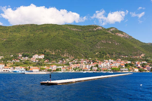 Pier e la riva del mare Adriatico nella Baia di Kotor, Montenegro.