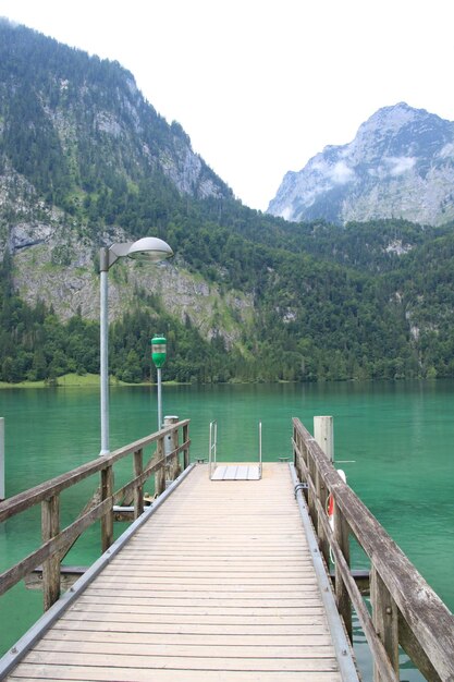 Pier sopra il lago contro le montagne