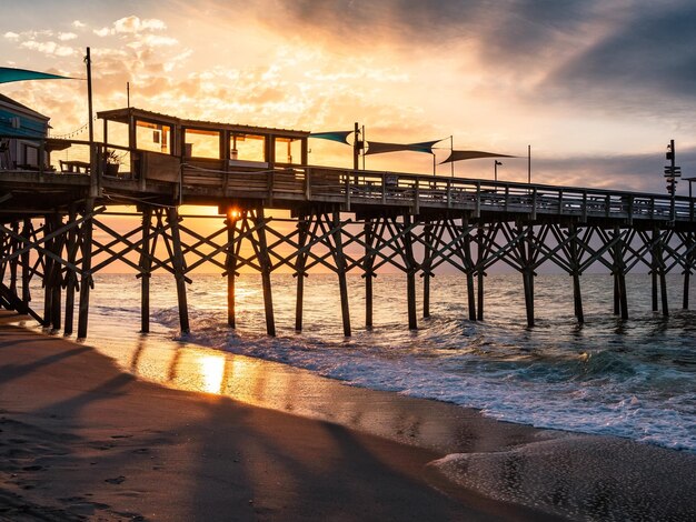 Pier sopra il mare contro il cielo durante il tramonto