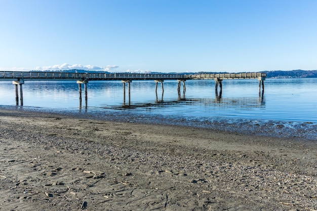 Pier sopra il mare contro un cielo blu limpido