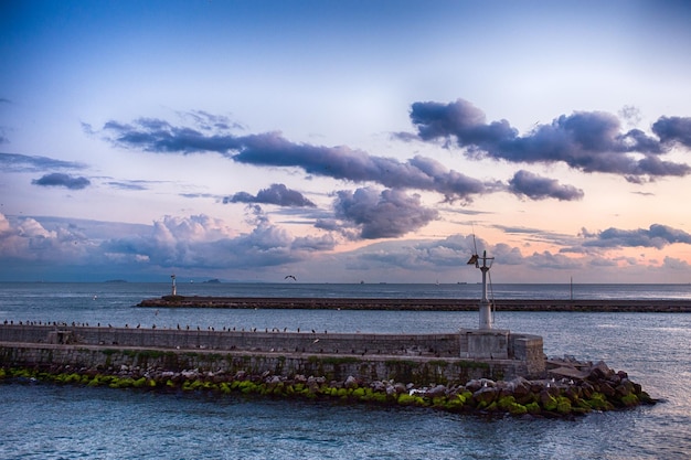 Pier sul mare contro il cielo durante il tramonto