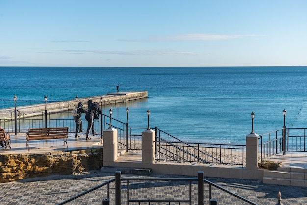 Pier sulla spiaggia in giornata invernale