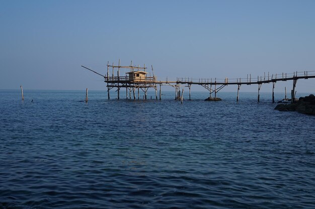 Piero abbandonato in mare contro il cielo