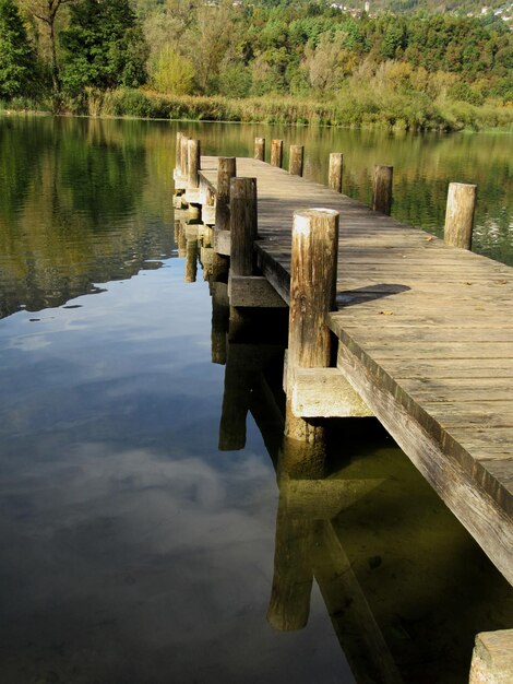 Piero di legno sul lago