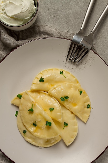 Pierogi un piatto tradizionale della cucina polacca gnocchi vista dall'alto primo piano senza persone