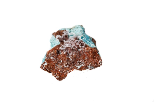 Pietra aurichalcite macrominerale su microclino su sfondo bianco