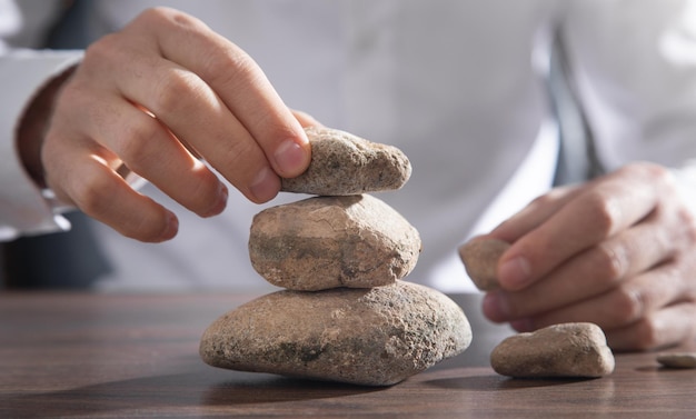 Pietra dell'equilibrio della tenuta della mano maschio