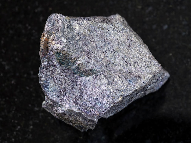 Pietra di bornite ruvida su oscurità