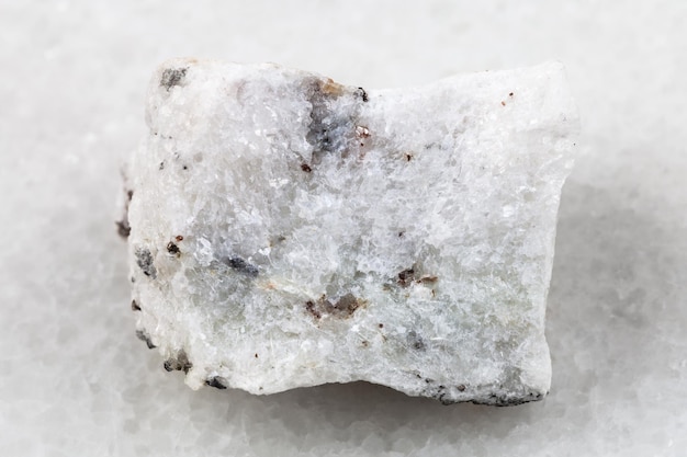 Pietra di carbonatite grezza su bianco