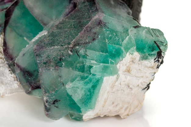 Pietra di fluorite minerale macro su sfondo bianco