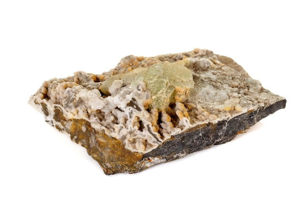 Pietra di fluorite minerale macro su sfondo bianco