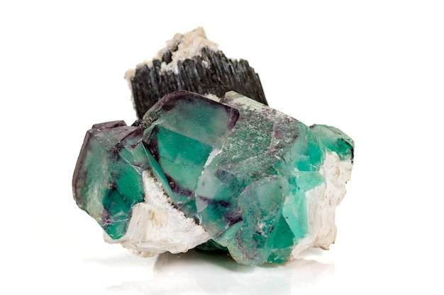 Pietra di fluorite minerale macro su sfondo bianco