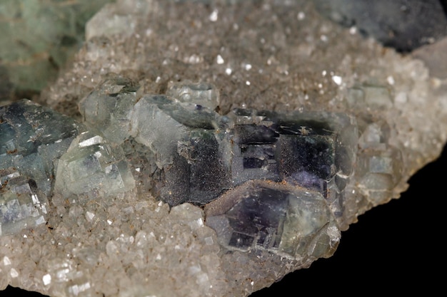 Pietra di fluorite minerale macro su sfondo nero