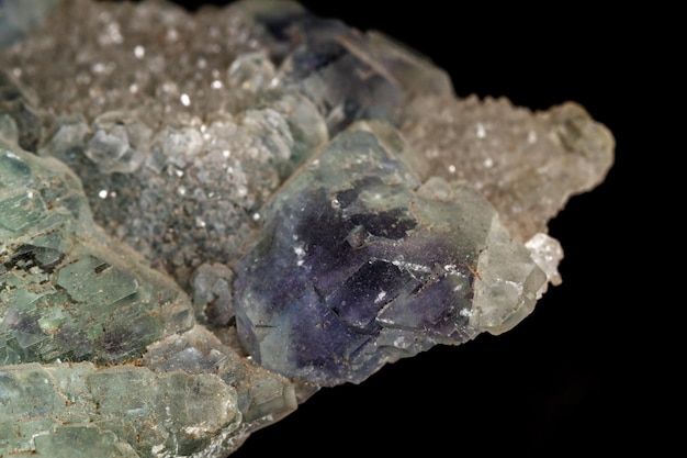 Pietra di fluorite minerale macro su sfondo nero