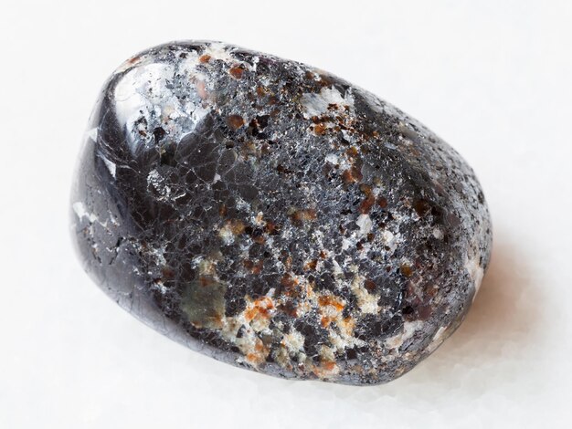 Pietra di magnetite burattata su bianco