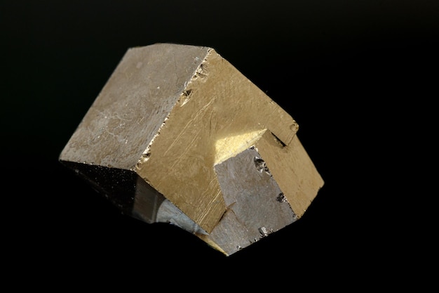 Pietra di pirite minerale macro su sfondo nero