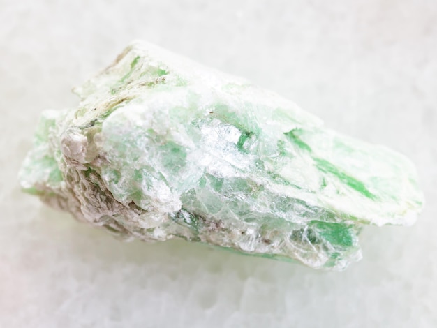 Pietra di talco verde grezza su marmo bianco
