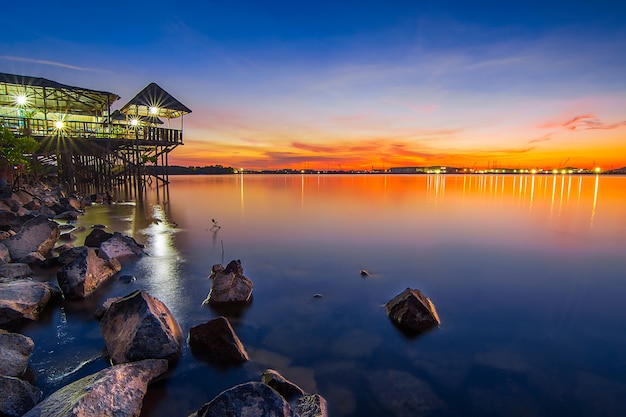 Pietra e casa su palafitte nell'isola di Batam al tramonto