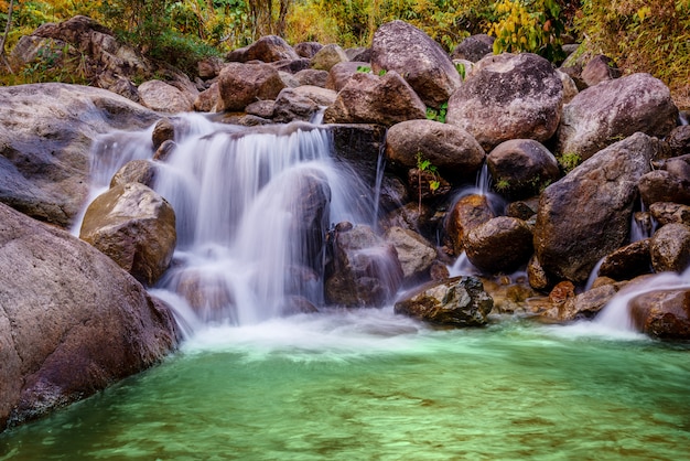 Pietra fluviale e cascata