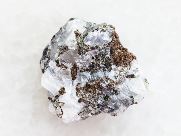 Pietra grezza del blende dello zinco della sfalerite su bianco