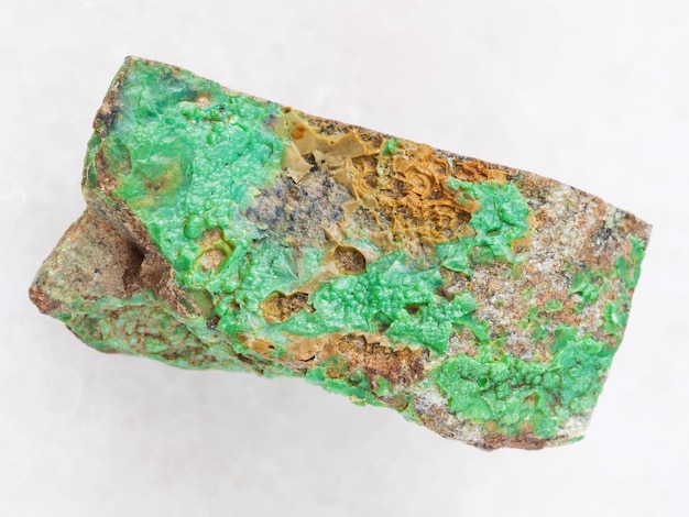 Pietra grezza del minerale di nichel Garnierite su bianco