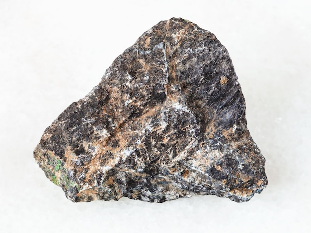 Pietra grezza della cromite su bianco