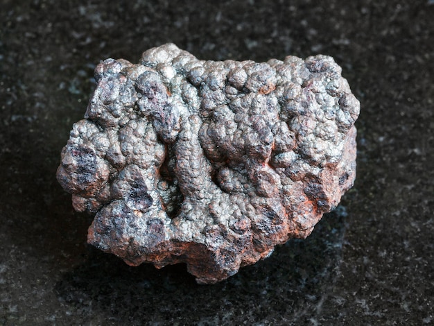 Pietra grezza di Goethite su nero