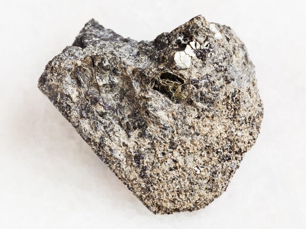 Pietra grezza di peridotite con flogopite su bianco