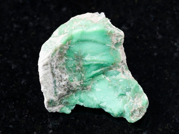 Pietra grezza Variscite su sfondo scuro